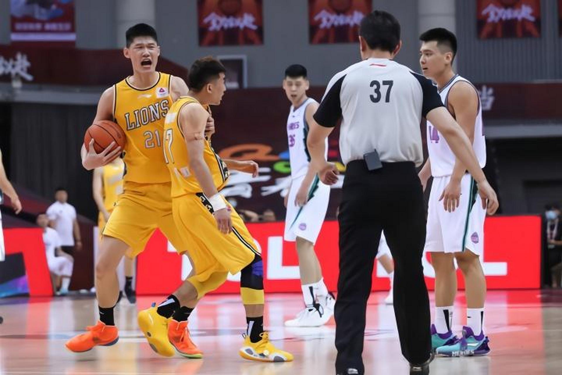 山东队击败深圳,锁定季后赛资格